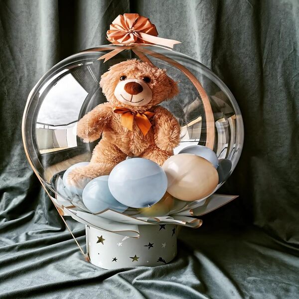 Bobo balionas su žaisliniu zuikučiu